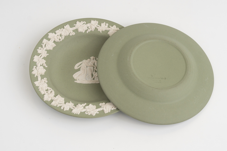 Пара мелочниц из зеленого яшмового фарфора с античным сюжетом «Венера, Психея и Амур»