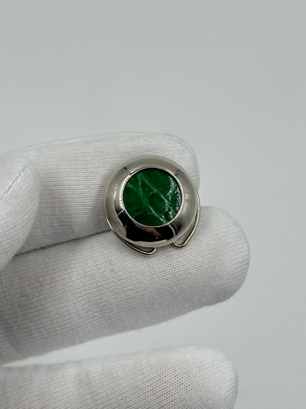 Накладка на пуговицу с зелёной вставкой