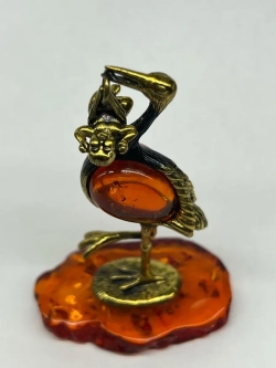 Бронзовая статуэтка на янтаре