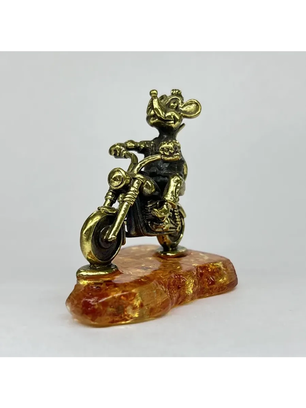 Бронзовая статуэтка на янтаре