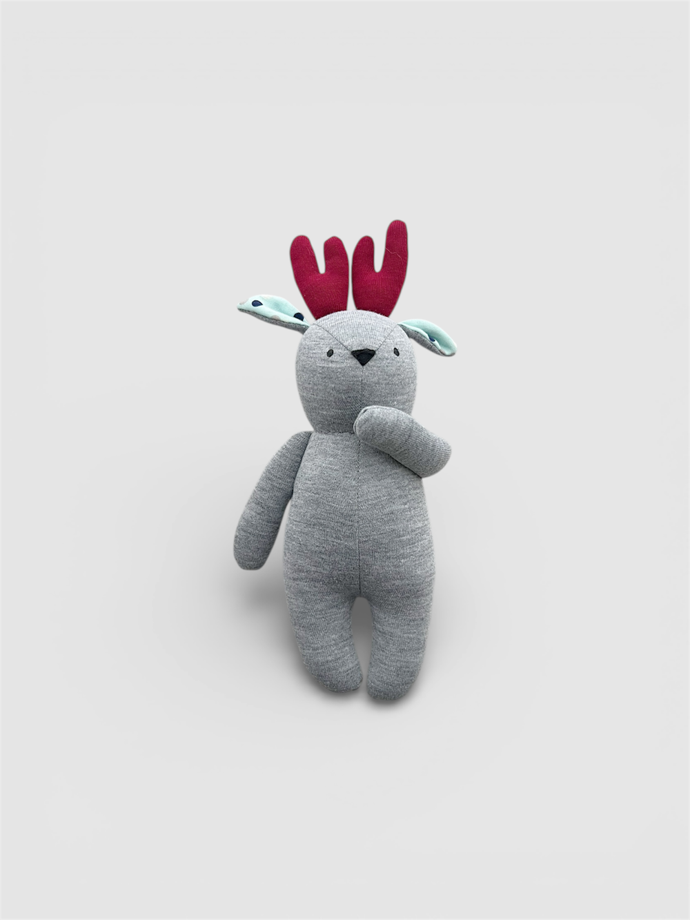 Лосик серого цвета с бордовыми рожками