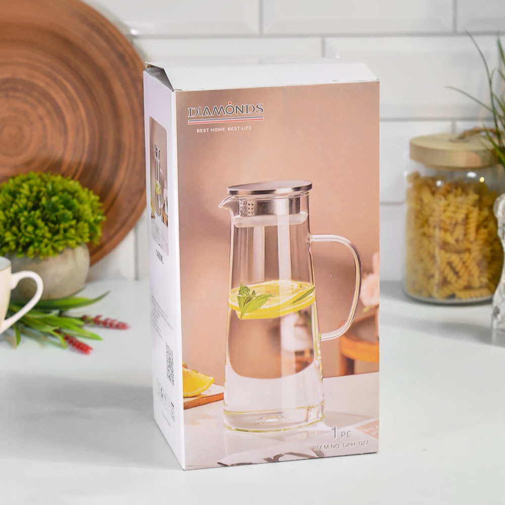 Кувшин из стекла с металлической крышкой