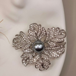 БРОШЬ " Неповторимость" объемная с жемчугом и стразами.