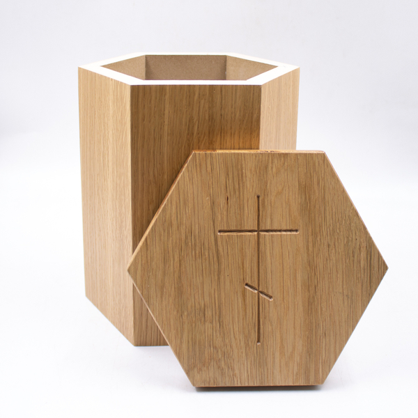 Урна для праха дуб светлый Призма прямая с гравировкой "Крест"