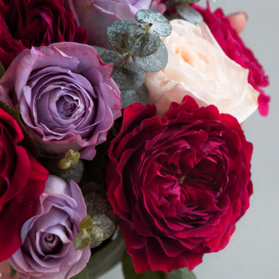 48. Чернично-малиновый букет роз