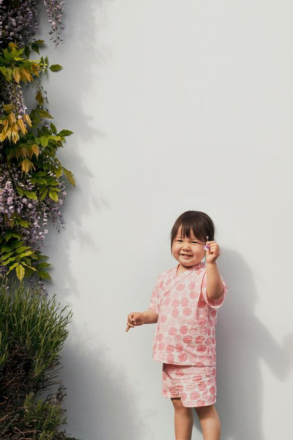 ZARA КОМПЛЕКТ ИЗ КИМОНО И ШОРТОВ-БЕРМУДОВ С ЦВЕТОЧНЫМ ПРИНТОМ, ЭКРЮ