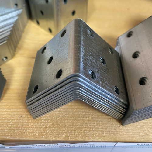 Крепежный уголок равносторонний 40х40х40 ОЦ.