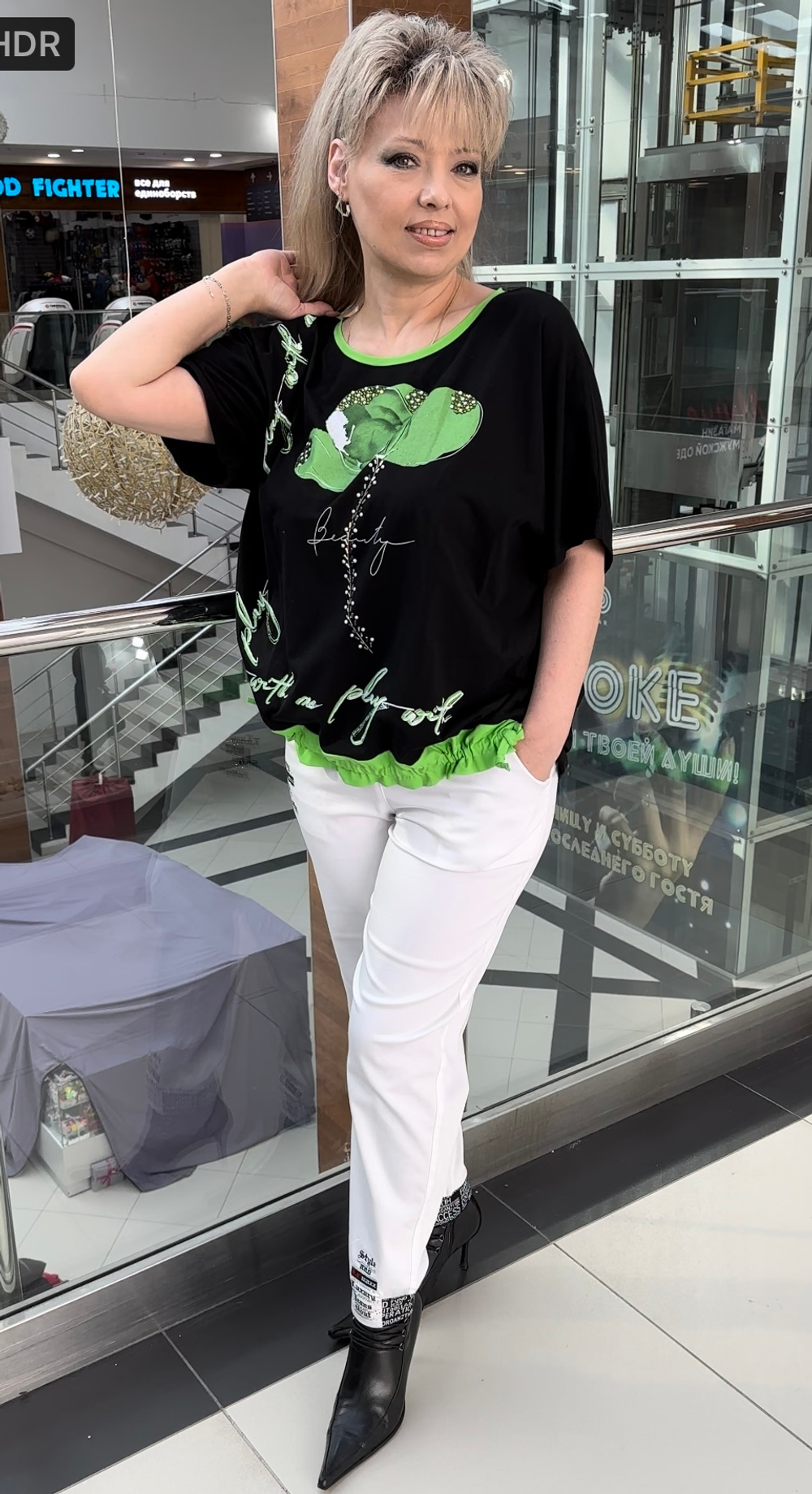 Нарядный белый блузон с кулиской и зеленым принтом