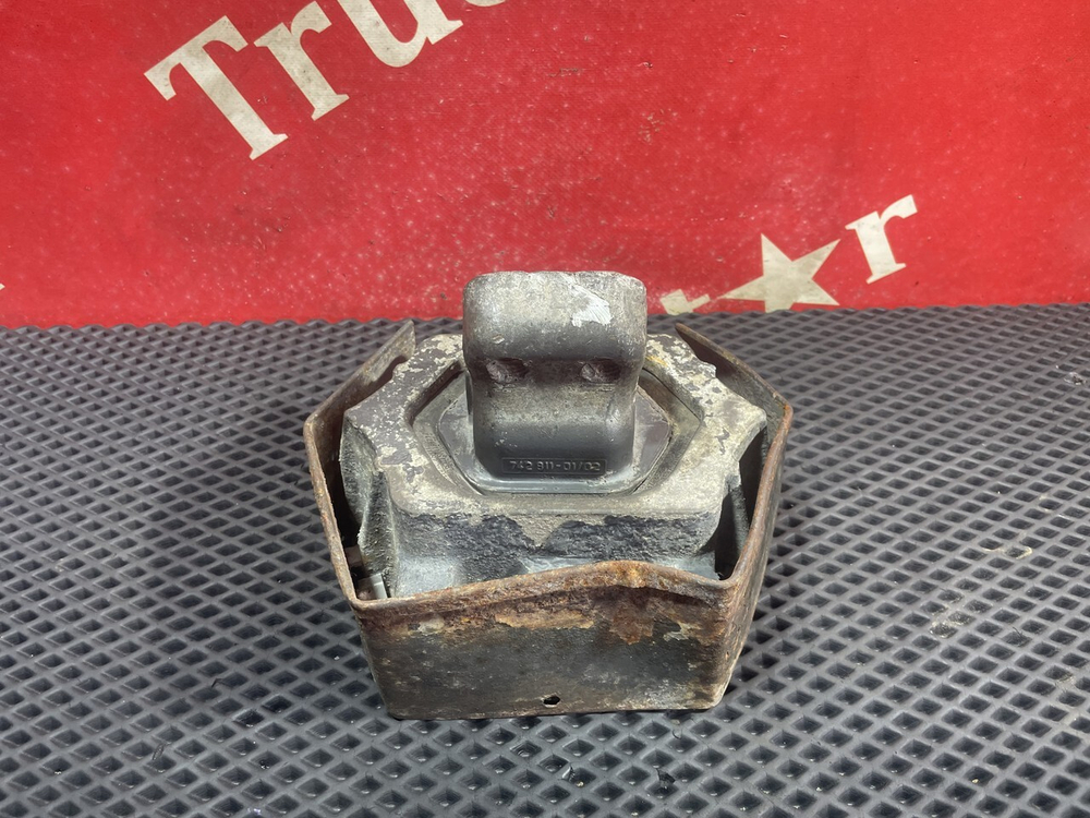 Подушка двигателя задняя