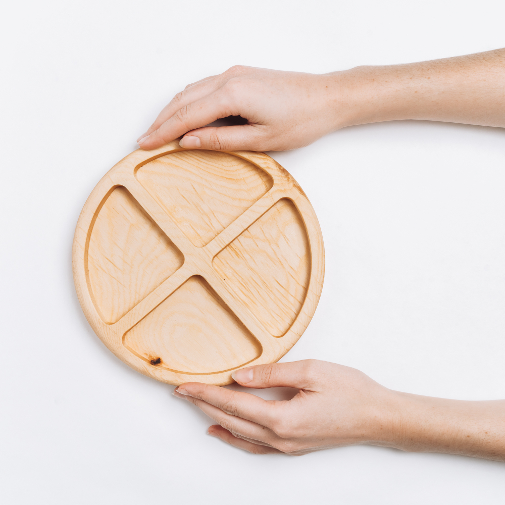 Деревянная тарелка с секциями (менажница) из кедра для подачи блюд и закусок 200 мм