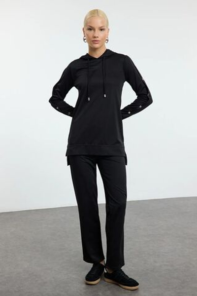 Вязаный костюм с капюшоном и капюшоном с черными застежками-гвоздиками TCTAW25US00116