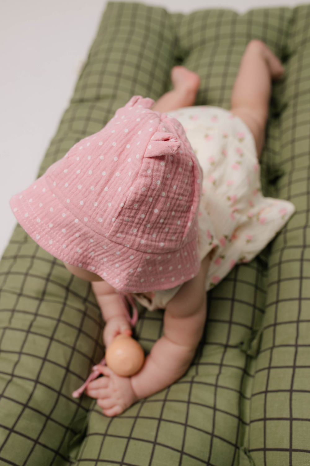 Панамка из муслина (горошек на розовом)