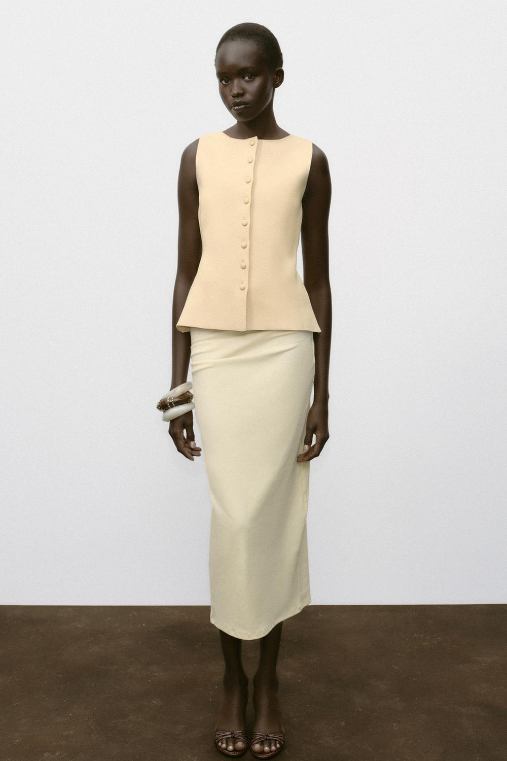 ZARA ТРИКОТАЖНЫЙ ЖИЛЕТ С ПУГОВИЦАМИ, ЦВЕТ СЛИВОЧНОГО МАСЛА