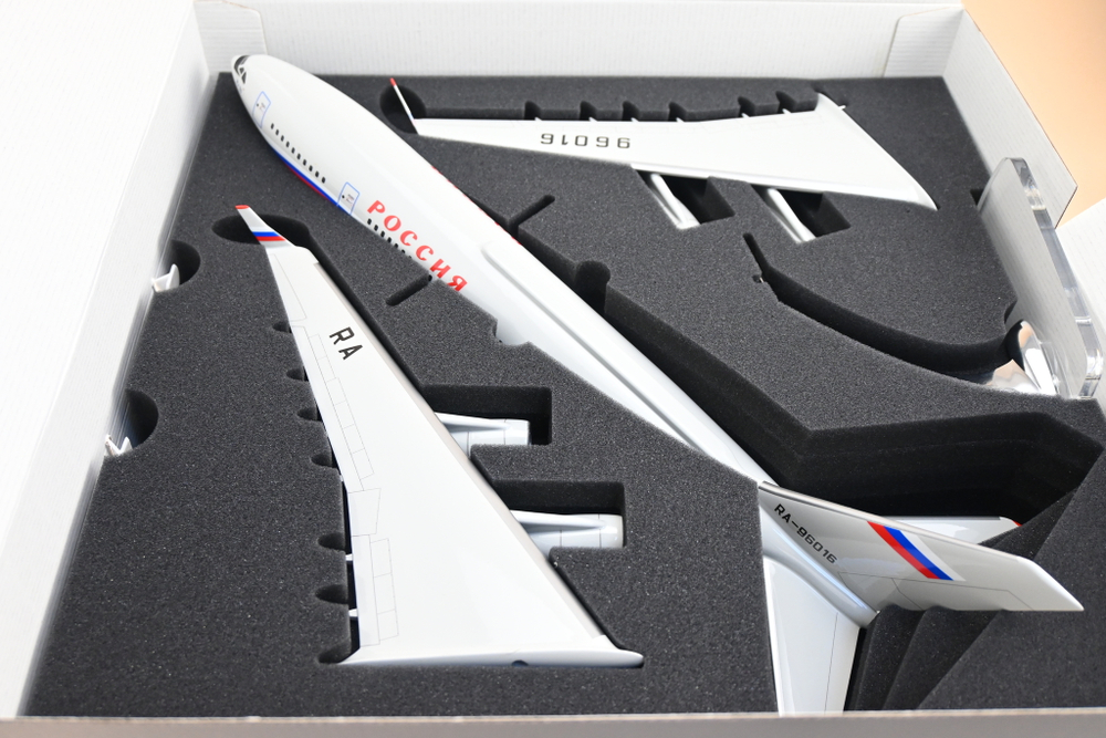 Модель самолета Ил-96-300ПУ (М1:100, СЛО Россия, RA-96016)