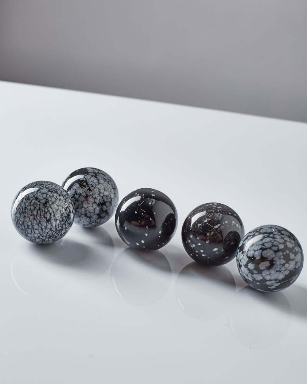 Шар из снежного обсидиана