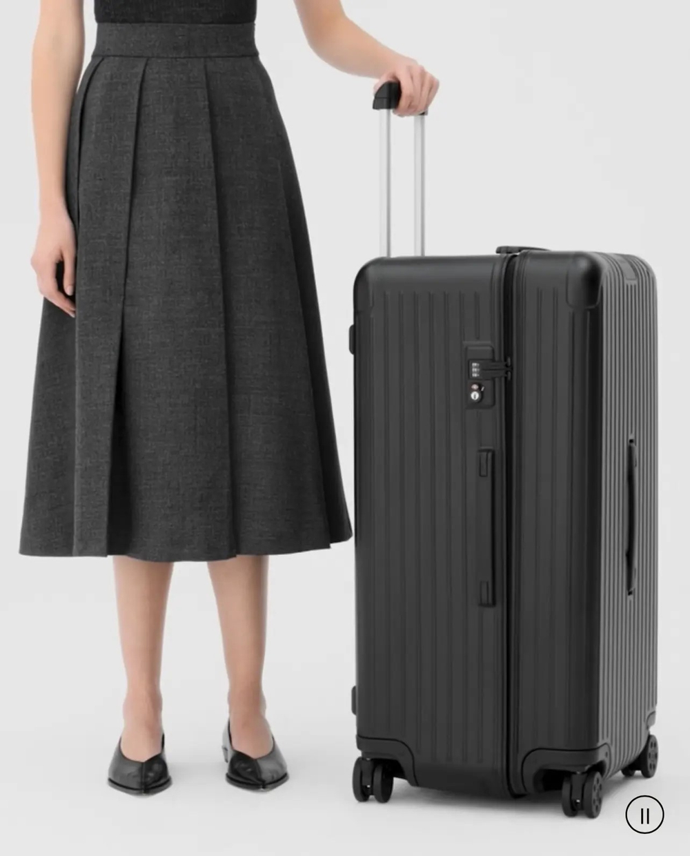 Черный матовый чемодан Rimova Essential Trunk Plus