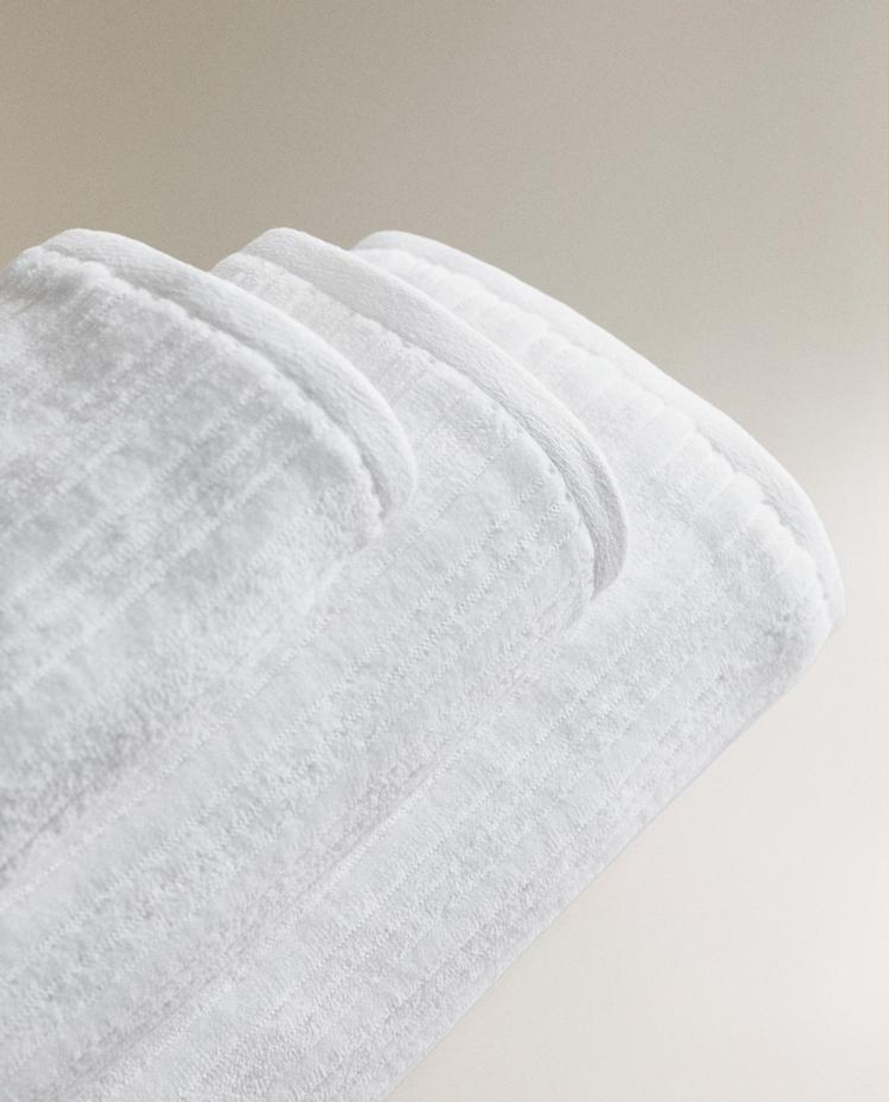 ZARA HOME БАННОЕ ПОЛОТЕНЦЕ ИЗ ВЕЛЮРА С РЕЛЬЕФНЫМ УЗОРОМ В ПОЛОСКУ, БЕЛЫЙ