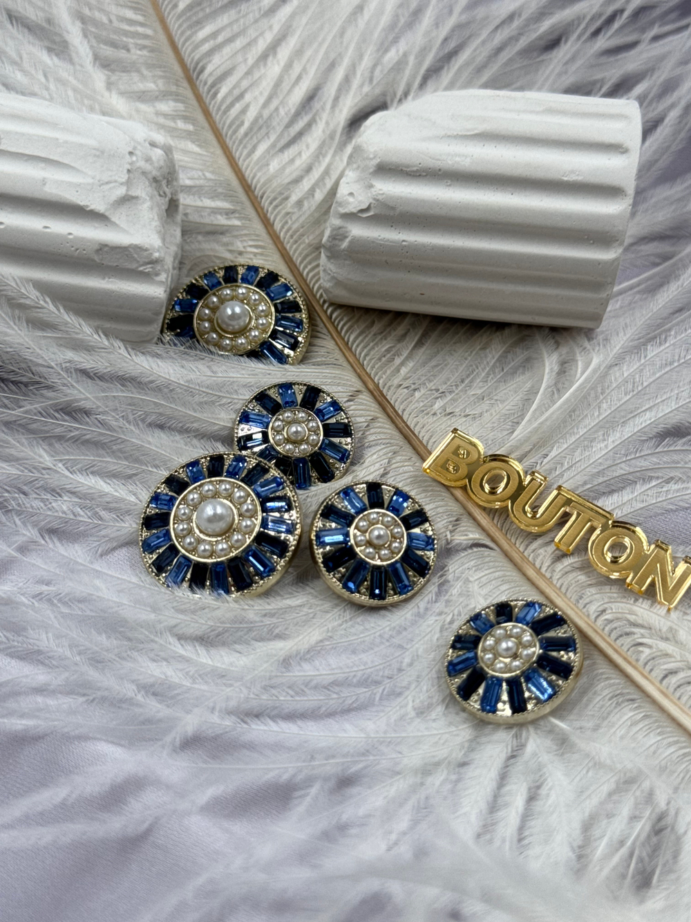 Пуговицы золотистые с жемчугом и синими камнями по краю