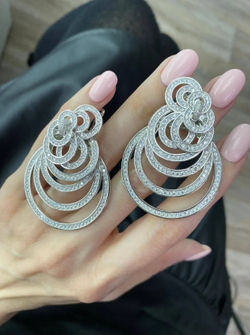 Серьги Swirl в виде колец разного диаметра украсят ушки каждой девушки. Блеск фианитов и эффектные переливы серебра делают ювелирное изделие особенным. С таким аксессуаром вы будете в тренде. Украшение выполнено из качественного серебра 925-й пробы. Оно отлично будет смотреться в сочетании с другими ювелирными изделиями. Чтобы выбрать и заказать серьги по адекватной цене, загляните в каталог нашего интернет-магазина. Доставка украшений по Москве осуществляется курьерской службой. Также мы доставим ювелирные изделия в любой регион РФ.