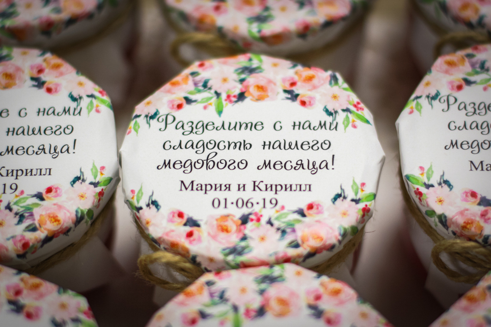 Бонбоньерка с крем-медом на свадьбу с принтом и биркой