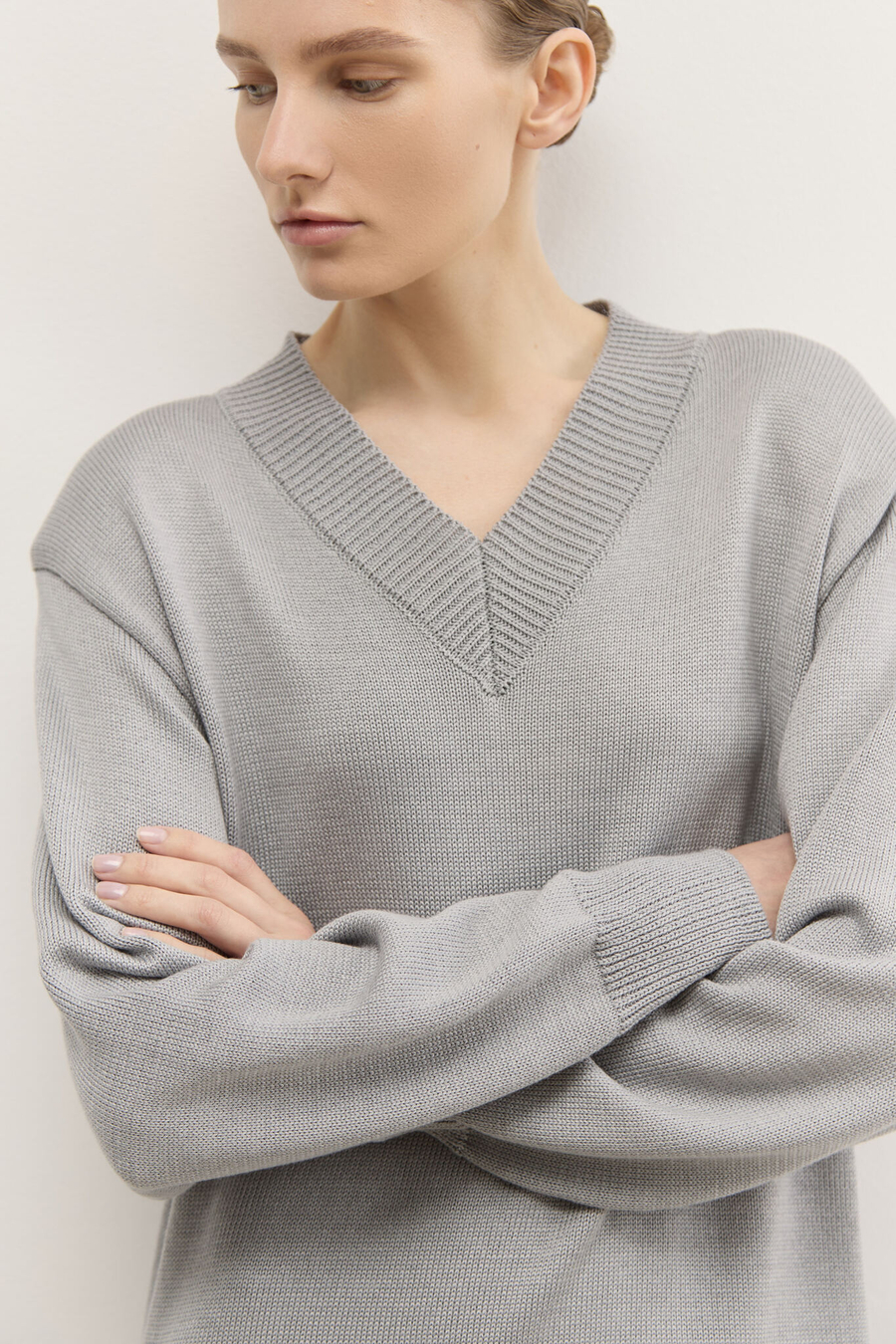 Платье трикотажное с V-образным вырезом