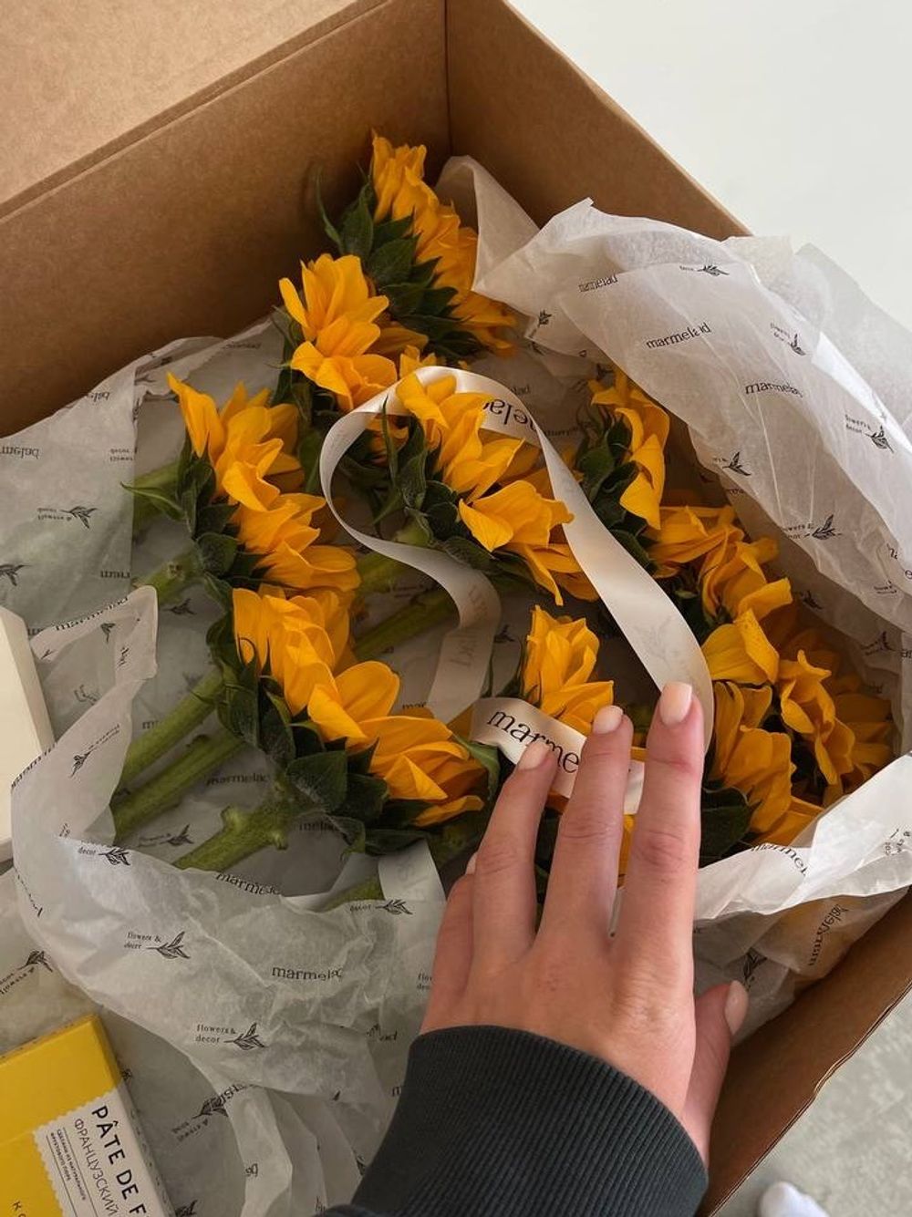 Цветочный бокс с подсолнухами