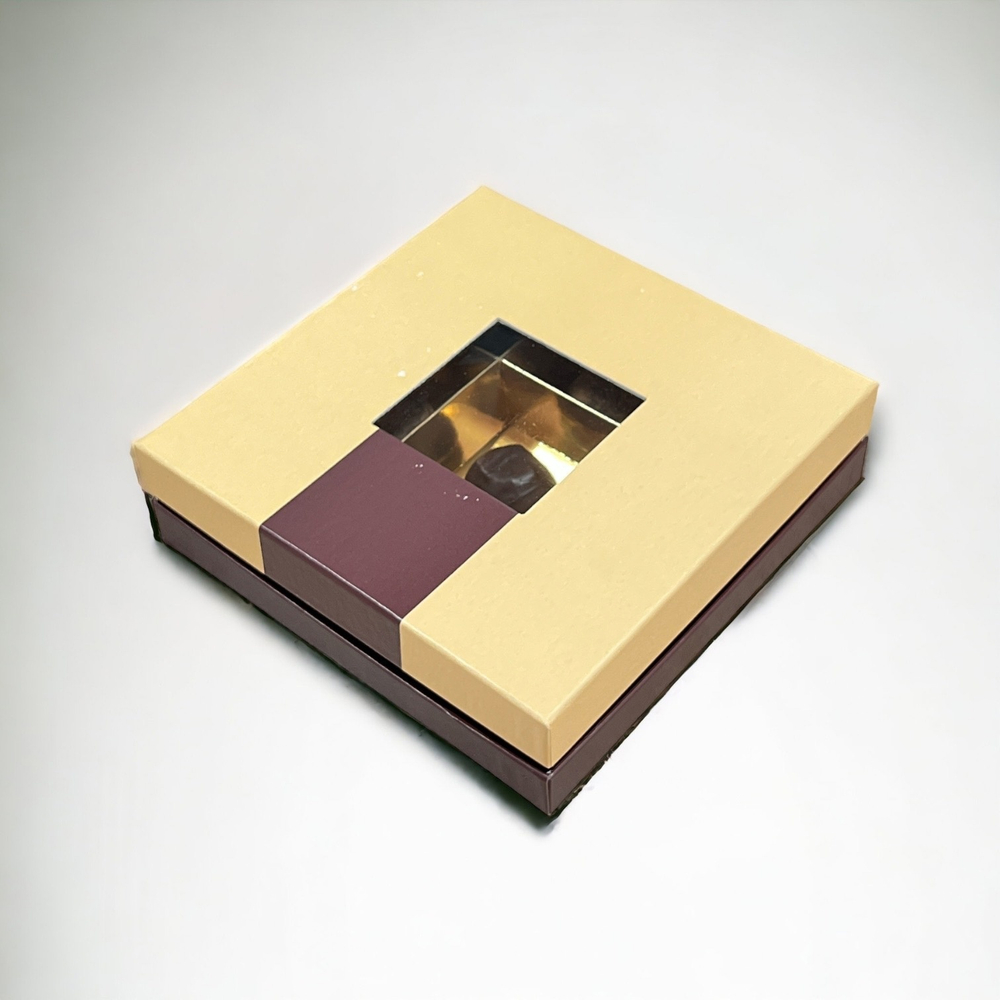 Коробка для конфет ПРЕМИУМ с маленьким окном 160*160*45 (9) (шоколадно-бежевая/золото)