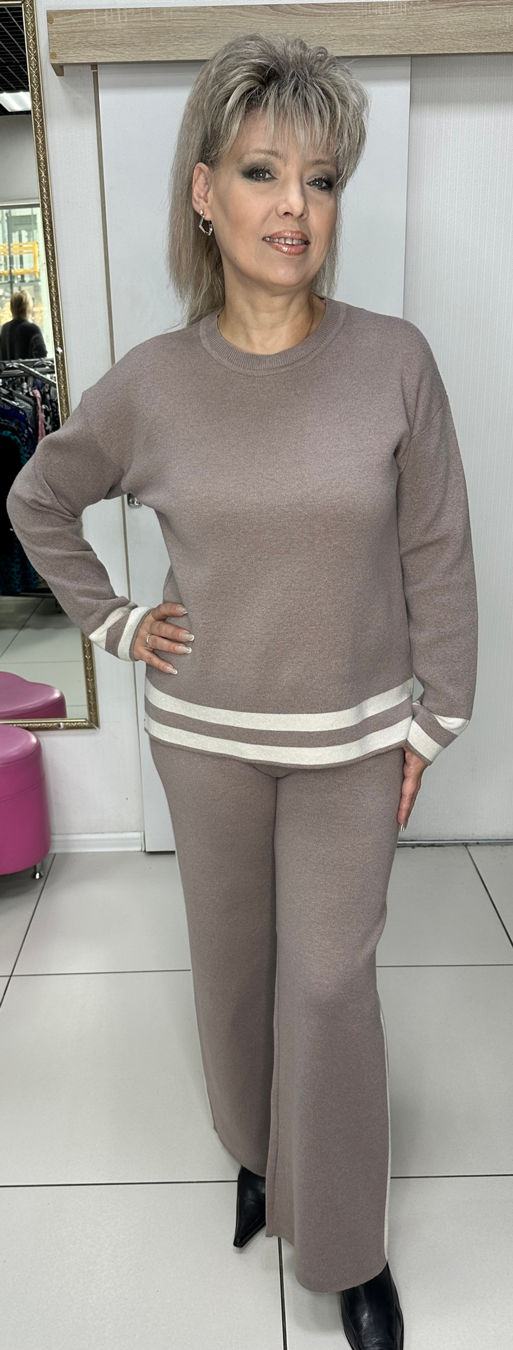 Трикотажный брючный костюм в цвете капучино