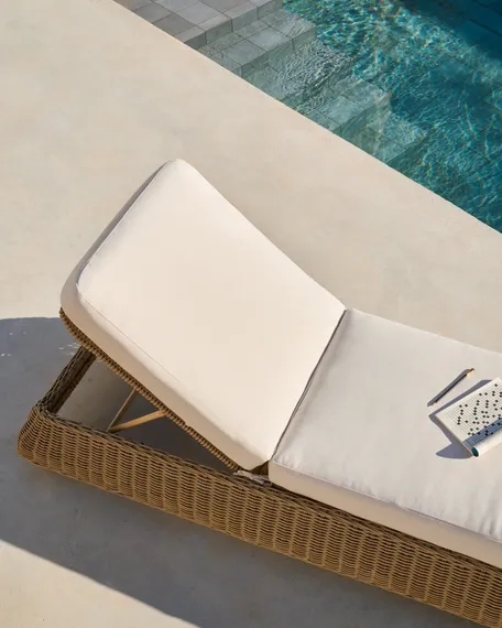 Шезлонг Meria из искусственного ротанга