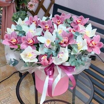 Композиция с 21 розовыми орхидеями