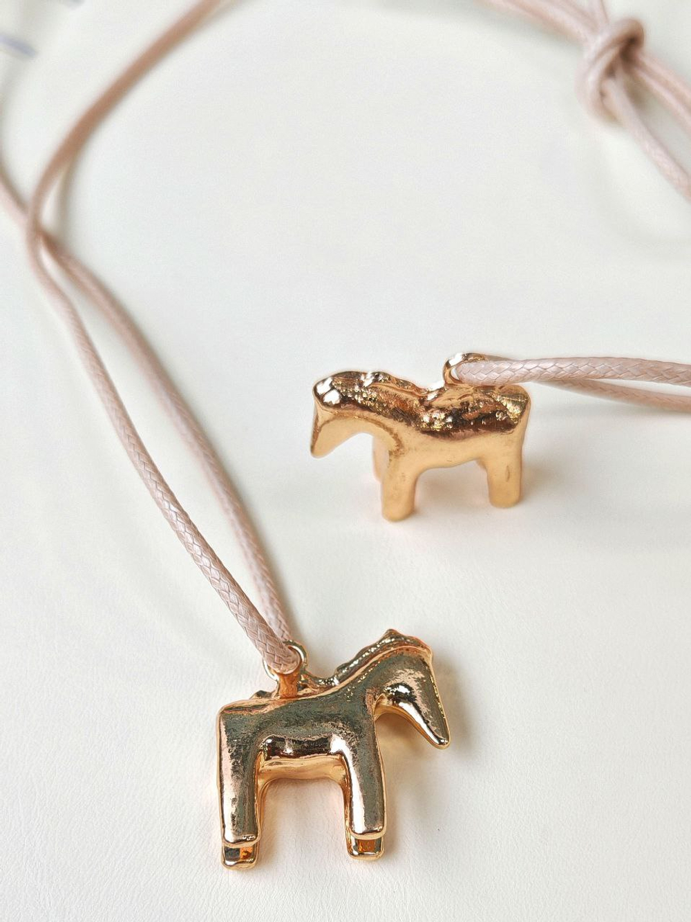 пд25-к Подвеска "Лошадка" объемная на шнурке, 25мм, красная