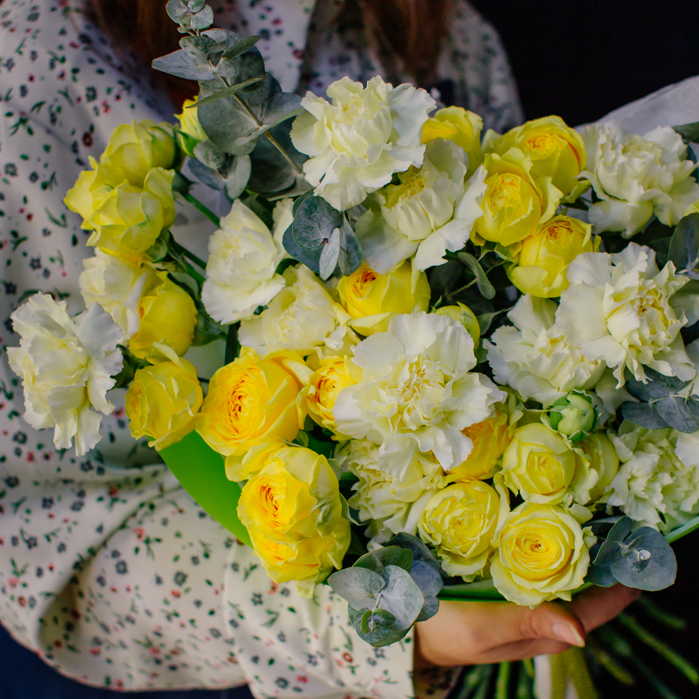 40. Лимонный букет с розами и диантусами