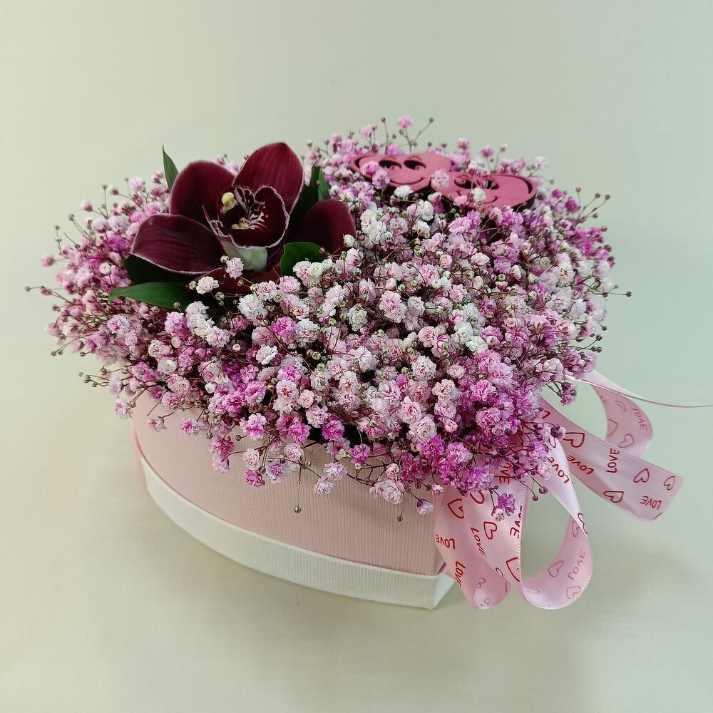 Нежная розовая гипсофила и цветок орхидеи в подарочной коробке в виде сердца -L