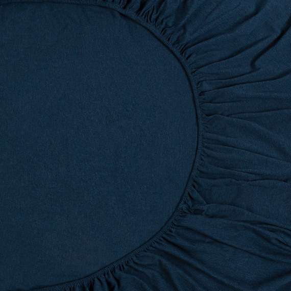 Простыня на резинке из хлопкового трикотажа темно-синего цвета из коллекции essential