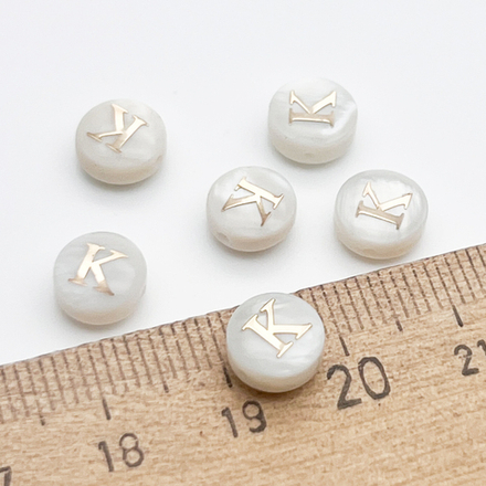 Буква K, бусина, перламутр, диаметр 7,5-8 мм, толщина 4,5-5 мм, цена за 1 шт