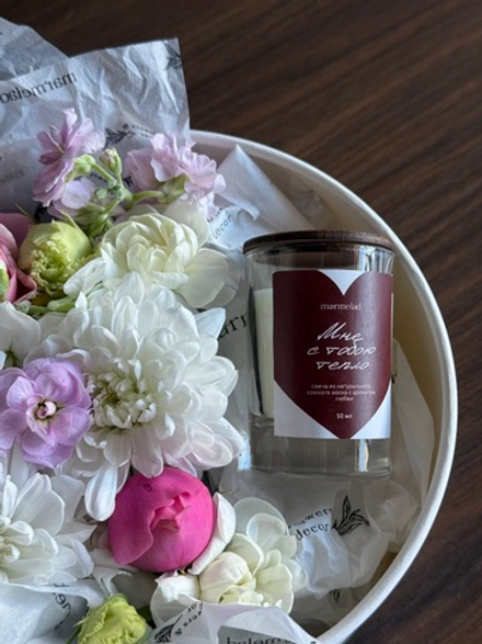 Цветочная композиция в коробке+свеча 50 мл