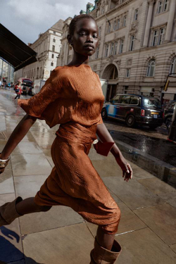 ZARA АТЛАСНАЯ ЮБКА-МИДИ С ЭФФЕКТОМ ЖАТОСТИ, МЕДНЫЙ