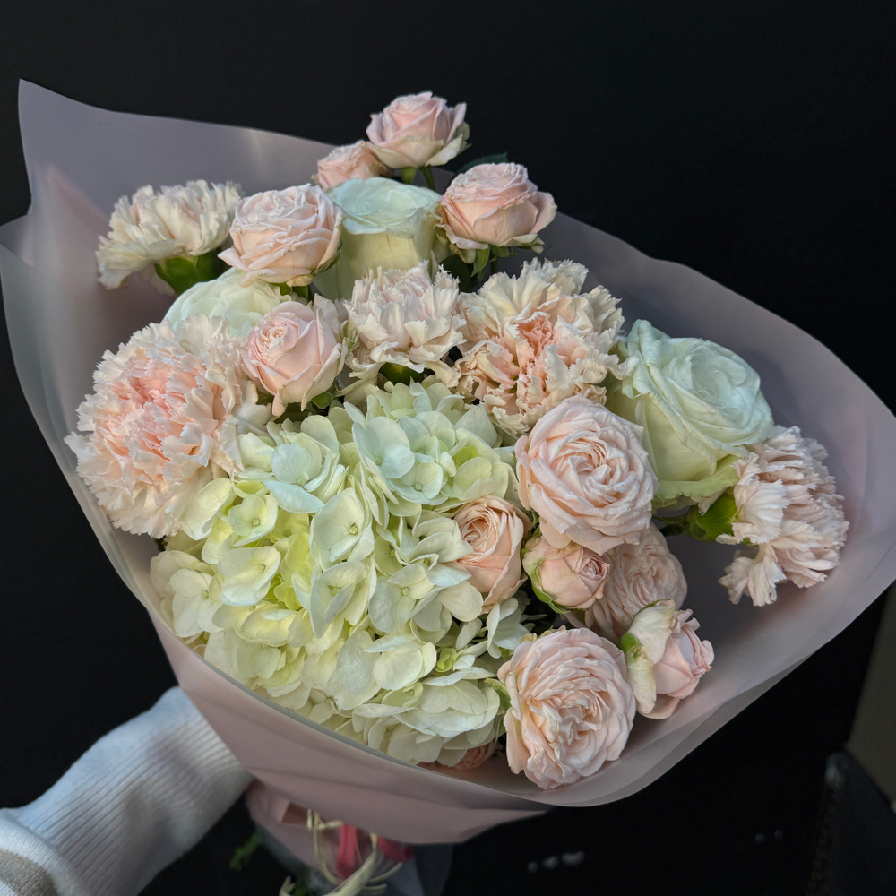 Букет из белой гортензии, роз и диантуса