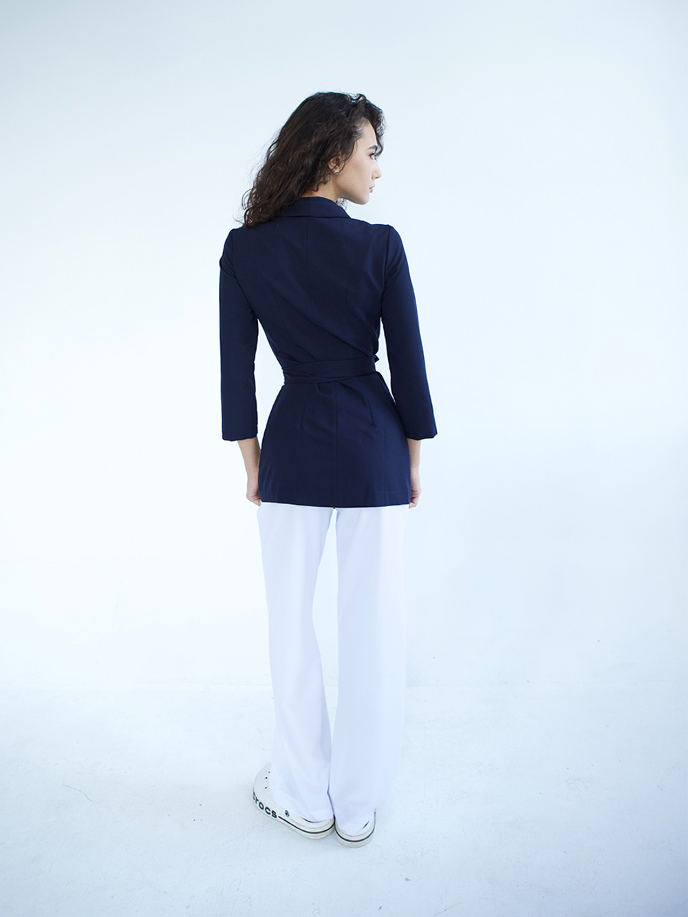 Синее медицинское кимоно Medici на модели