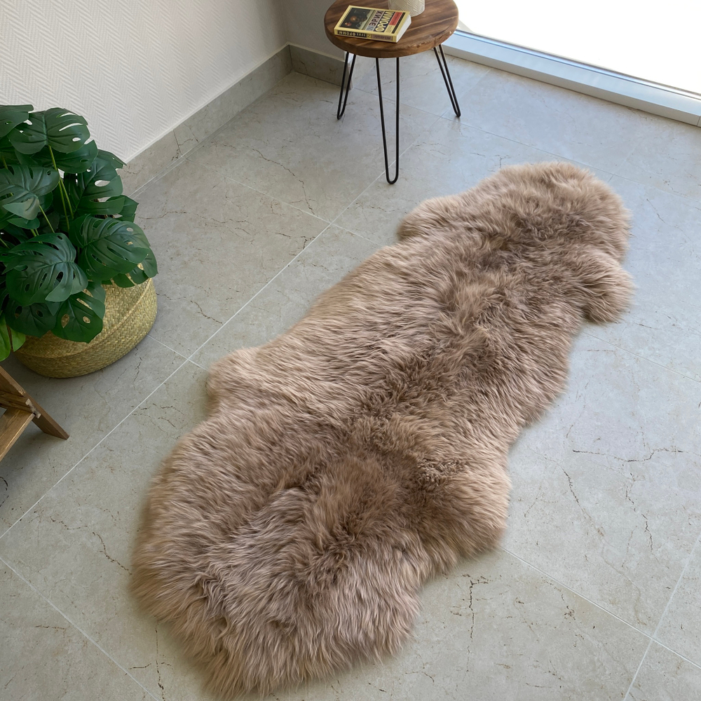 Шкура коврик меховой прикроватный овчина, 150х60 см. Капучино