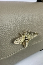 Женская сумочка с застежкой-пчелкой из натуральной кожи цвет taupe