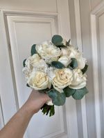 Свадебный букет из гортензии, эвкалипта, кустовых пионовидных и одноголовых роз