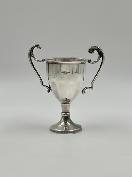 Миниатюрная ваза в виде кубка