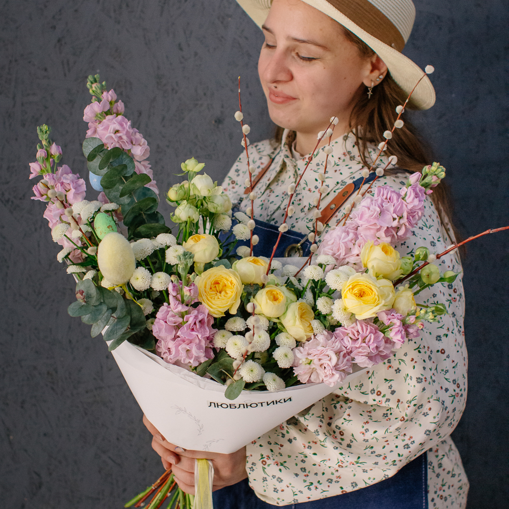 170. Нежный весенний букет с маттиолой и вербой