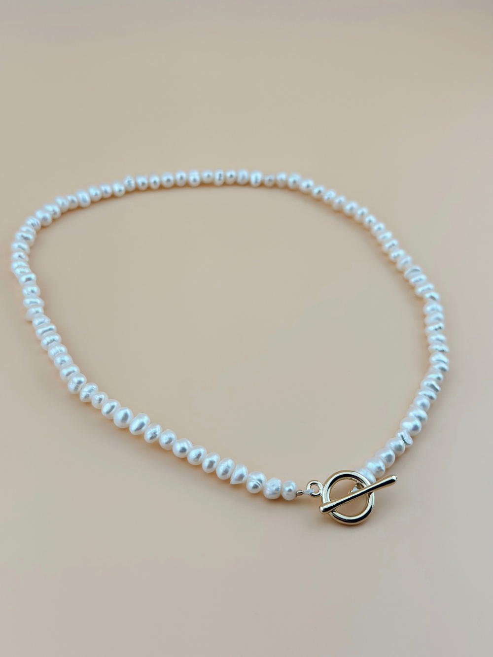 Колье жемчужное с застежкой на гвоздик