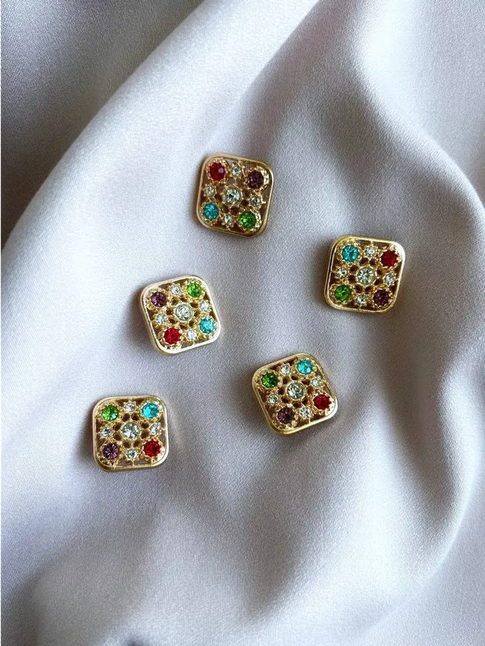 Декоративные металлические пуговицы на ножке со стразами