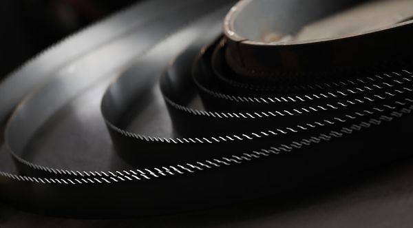 Биметаллические vs твердосплавные ленточные полотна: объективное сравнение для производственника Биметаллические vs твердосплавные ленточные полотна: объективное сравнение для производственника