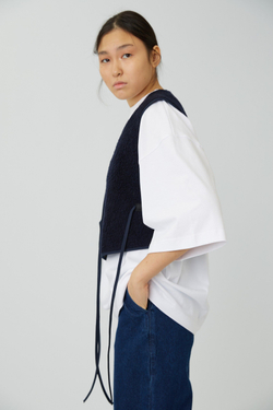 Жилет на двух завязках из синего меха