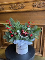 Композиция из хвои с новогодней игрушкой