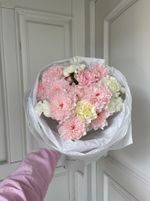 Букет с персиковой хризантемой и кустовыми диантусами